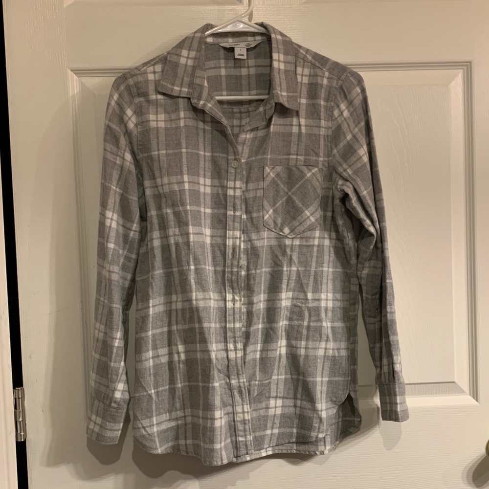 Women’s gray and white button down flannel